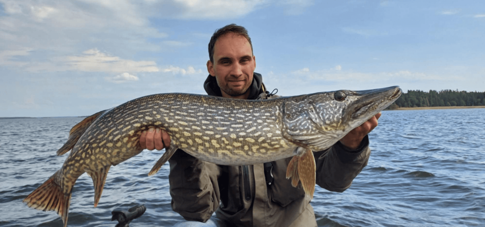 Snoek vissen in ondiep water: kunstaas, stekken en timing - Hengelsport De Goeie Vangst